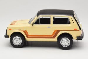 Lada Niva 2121 California Bege MCG 1:18 MCG18004 Metal - imagem 3 de 6