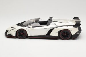 Lamborghini Veneno Roadster Branco Com Linha Vermelha Kyosho 1:18 C09502W Metal - imagem 3 de 6