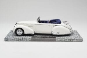 Lancia Astura Tipo 233 Corto Branco Minichamps 1:18 107125330 Resina - imagem 3 de 6