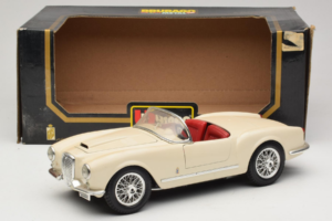 Lancia Aurelia B24 Spider Bege Bburago 1:18 3010-M2 Metal - imagem 8 de 8