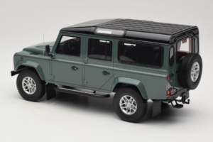 Land Rover Defender Station Wagon Keswick Green GT Spirit 1:18 GT527 Resina - imagem 5 de 6
