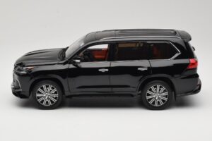 Lexus LX570 J200 Preto LCD 1:18 LCD18010-BL Metal - imagem 4 de 8
