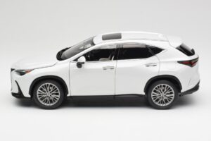 Lexus NX450h+ AZ20 Branco Kyosho 1:18 08968Q Resina - imagem 4 de 8