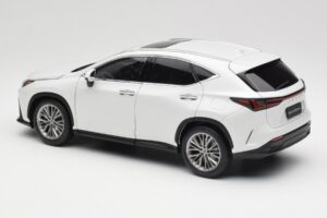 Lexus NX450h+ AZ20 Branco Kyosho 1:18 08968Q Resina - imagem 7 de 8