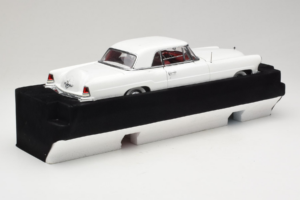 Lincoln Continental Mark II Branco Road Signature 1:18 20078-P1 Metal - imagem 2 de 6