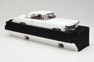 Lincoln Continental Mark II Branco Road Signature 1:18 20078-P1 Metal - imagem 4 de 6