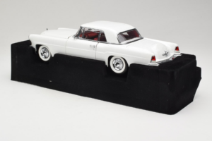 Lincoln Continental Mark II Branco Road Signature 1:18 20078-P1 Metal - imagem 5 de 6