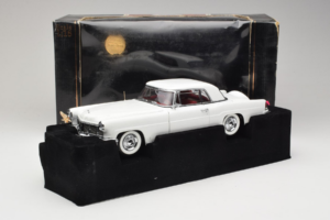 Lincoln Continental Mark II Branco Road Signature 1:18 20078-P1 Metal - imagem 6 de 6
