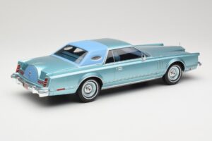 Lincoln Continental Mark V Blue Metallic MCG 1:18 MCG18369 Metal - imagem 2 de 6