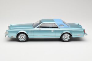 Lincoln Continental Mark V Blue Metallic MCG 1:18 MCG18369 Metal - imagem 3 de 6