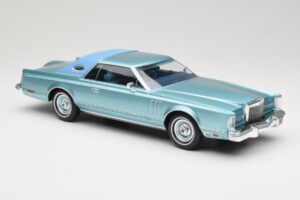 Lincoln Continental Mark V Blue Metallic MCG 1:18 MCG18369 Metal - imagem 4 de 6