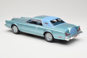 Lincoln Continental Mark V Blue Metallic MCG 1:18 MCG18369 Metal - imagem 5 de 6