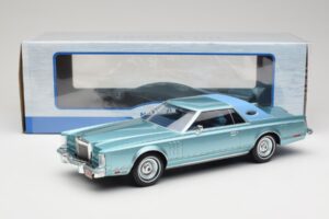 Lincoln Continental Mark V Blue Metallic MCG 1:18 MCG18369 Metal - imagem 6 de 6