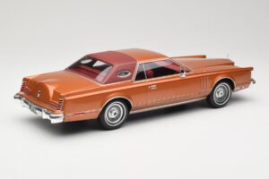 Lincoln Continental Mark V Crystal Apricot Metallic MCG 1:18 MCG18370 Metal - imagem 2 de 6