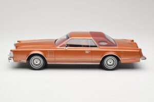 Lincoln Continental Mark V Crystal Apricot Metallic MCG 1:18 MCG18370 Metal - imagem 3 de 6