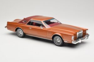 Lincoln Continental Mark V Crystal Apricot Metallic MCG 1:18 MCG18370 Metal - imagem 4 de 6