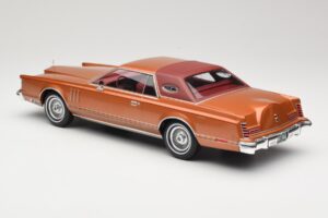 Lincoln Continental Mark V Crystal Apricot Metallic MCG 1:18 MCG18370 Metal - imagem 5 de 6