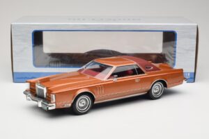 Lincoln Continental Mark V Crystal Apricot Metallic MCG 1:18 MCG18370 Metal - imagem 6 de 6