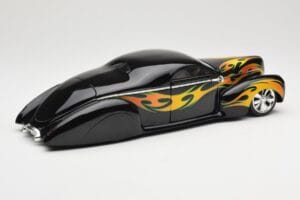 Lincoln Zephyr Scrape Custom Preto com Chamas Hot Wheels 1:18 57319 Metal - imagem 3 de 8