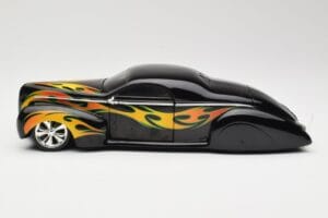 Lincoln Zephyr Scrape Custom Preto com Chamas Hot Wheels 1:18 57319 Metal - imagem 4 de 8