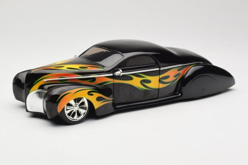 Lincoln Zephyr Scrape Custom Preto com Chamas Hot Wheels 1:18 57319 Metal