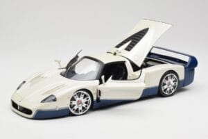 Maserati MC12 Branco Azul Hot Wheels 1:18 G7158 Metal - imagem 2 de 8