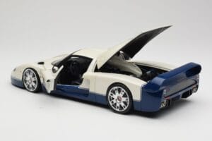 Maserati MC12 Branco Azul Hot Wheels 1:18 G7158 Metal - imagem 5 de 8