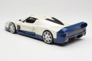 Maserati MC12 Branco Azul Hot Wheels 1:18 G7158 Metal - imagem 7 de 8