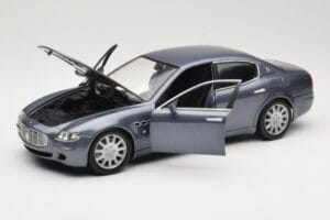 Maserati Quattroporte Blue Metallic Hot Wheels 1:18 B7003 Metal - imagem 2 de 8