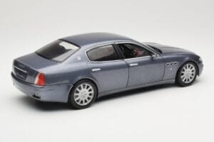 Maserati Quattroporte Blue Metallic Hot Wheels 1:18 B7003 Metal - imagem 3 de 8