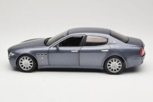 Maserati Quattroporte Blue Metallic Hot Wheels 1:18 B7003 Metal - imagem 4 de 8