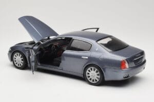 Maserati Quattroporte Blue Metallic Hot Wheels 1:18 B7003 Metal - imagem 5 de 8