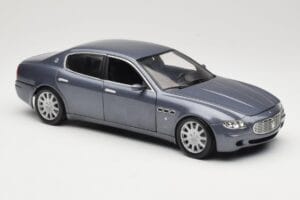 Maserati Quattroporte Blue Metallic Hot Wheels 1:18 B7003 Metal - imagem 6 de 8