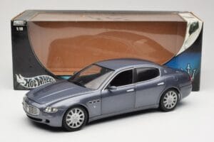 Maserati Quattroporte Blue Metallic Hot Wheels 1:18 B7003 Metal - imagem 8 de 8
