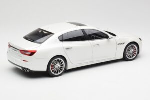 Maserati Quattroporte VI GTS Alpine Branco AUTOart 1:18 75808 Metal - imagem 3 de 8