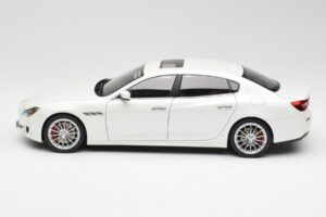 Maserati Quattroporte VI GTS Alpine Branco AUTOart 1:18 75808 Metal - imagem 4 de 8