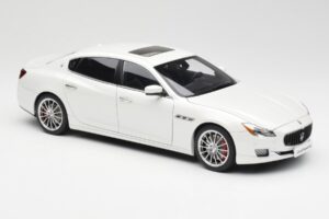 Maserati Quattroporte VI GTS Alpine Branco AUTOart 1:18 75808 Metal - imagem 6 de 8