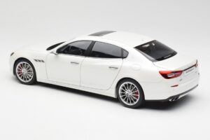 Maserati Quattroporte VI GTS Alpine Branco AUTOart 1:18 75808 Metal - imagem 7 de 8