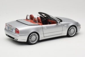 Maserati Spyder Prata Maisto 1:18 31667 Metal - imagem 3 de 8
