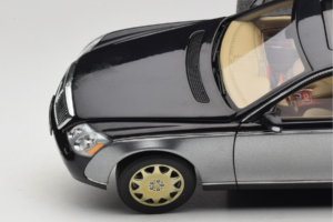 Maybach 57 SWB Caspian Black Himalayas Grey AUTOart 1:18 76151 Metal - imagem 8 de 9