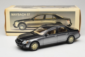 Maybach 57 SWB Caspian Black Himalayas Grey AUTOart 1:18 76151 Metal - imagem 9 de 9