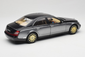 Maybach 57 SWB Caspian Black Himalayas Grey AUTOart 1:18 76151 Metal - imagem 3 de 9