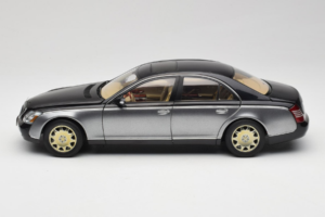 Maybach 57 SWB Caspian Black Himalayas Grey AUTOart 1:18 76151 Metal - imagem 4 de 9