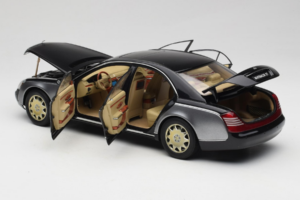 Maybach 57 SWB Caspian Black Himalayas Grey AUTOart 1:18 76151 Metal - imagem 6 de 9