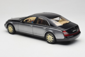 Maybach 57 SWB Caspian Black Himalayas Grey AUTOart 1:18 76151 Metal - imagem 7 de 9