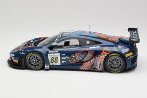 McLaren 12C GT3 #88 Von Ryan Racing A. Barff / T. Goodwin / B. Senna Spa 24 Hours 2013 Minichamps 1:18 151131388 Metal - imagem 3 de 6