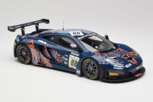 McLaren 12C GT3 #88 Von Ryan Racing A. Barff / T. Goodwin / B. Senna Spa 24 Hours 2013 Minichamps 1:18 151131388 Metal - imagem 4 de 6