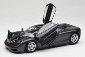McLaren F1 Carbon Preto Metálico Minichamps 1:18 530133420 Metal - imagem 2 de 8