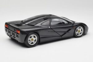 McLaren F1 Carbon Preto Metálico Minichamps 1:18 530133420 Metal - imagem 3 de 8