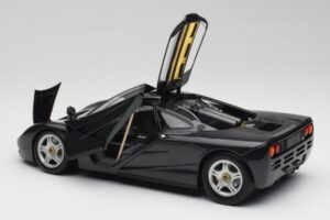 McLaren F1 Carbon Preto Metálico Minichamps 1:18 530133420 Metal - imagem 5 de 8